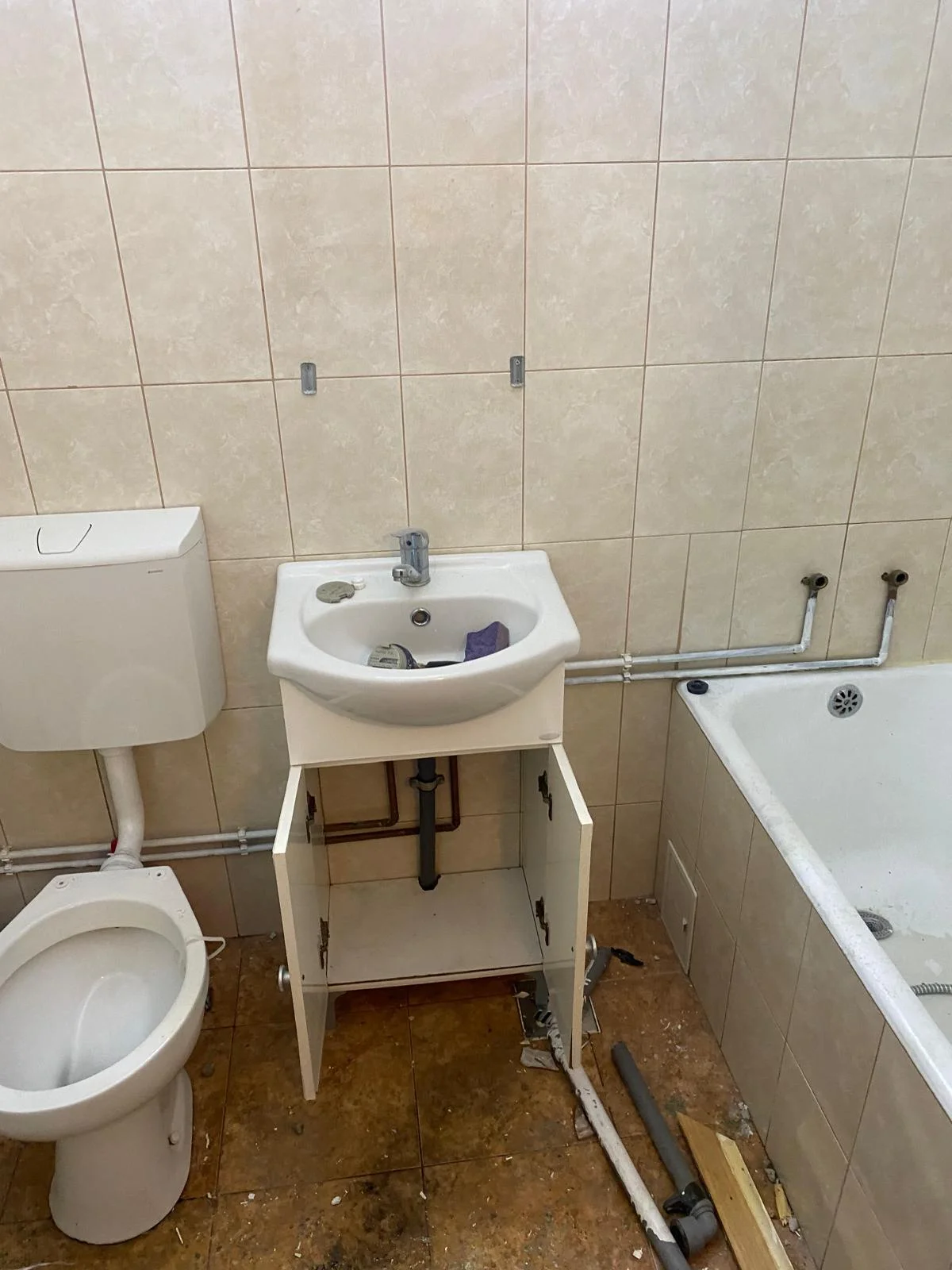 Renovare completă baie mică - Înainte 4